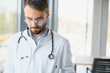 Steteskoplu genç erkek doktorun portresi..