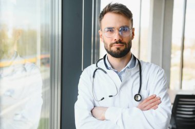 Hastanede mutlu erkek doktor portresi.