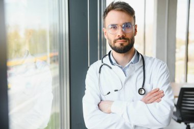 Steteskoplu genç erkek doktorun portresi..