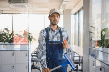 Ofiste erkek hademe temizlik penceresi.