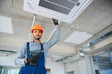 Modern klimakapalı bakımı profesyonel teknisyen. Metin için alan.