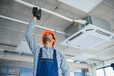 Modern klimakapalı bakımı profesyonel teknisyen. Metin için alan.