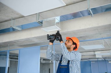 Modern klimakapalı bakımı profesyonel teknisyen. Metin için alan.