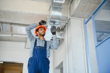 hvac hizmetleri - Hintli işçiler havalandırma ve havalandırma için boru sistemi kurdular.
