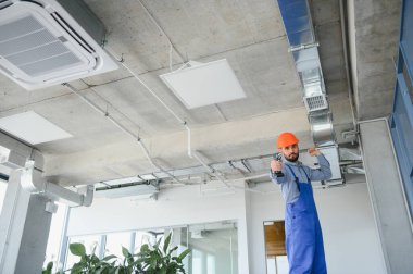 HVC mühendisi yeni ev için ısı kurtarma havalandırma sistemi kursun. Boşluğu kopyala,