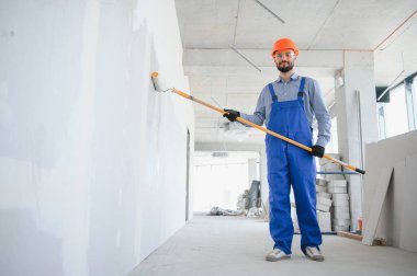 ressam üniformalı duvar boyaları