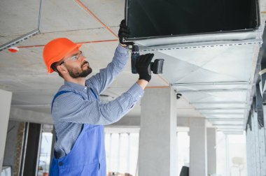 Endüstri Teması. Profesyonel Kafkas Teknisyeninin Depo Isıtma ve Soğutma Sistemi Kurumu. Ticari Bina Havalandırma Kanalları. Hava Dağıtımı