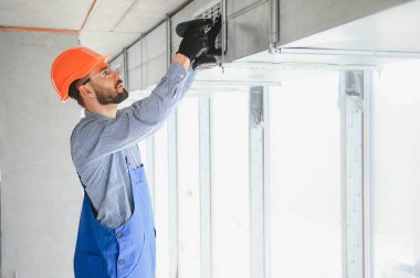 Endüstri Teması. Profesyonel Kafkas Teknisyeninin Depo Isıtma ve Soğutma Sistemi Kurumu. Ticari Bina Havalandırma Kanalları. Hava Dağıtımı