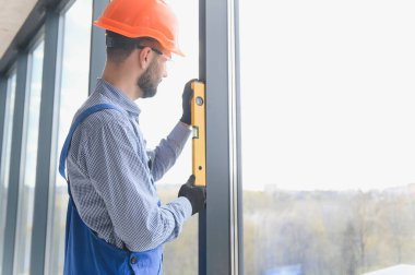 İçeriye plastik pencere kuran işçiler