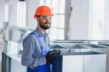 Endüstri Teması. Profesyonel Kafkas Teknisyeninin Depo Isıtma ve Soğutma Sistemi Kurumu. Ticari Bina Havalandırma Kanalları. Hava Dağıtımı
