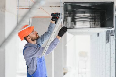 Endüstri Teması. Profesyonel Kafkas Teknisyeninin Depo Isıtma ve Soğutma Sistemi Kurumu. Ticari Bina Havalandırma Kanalları. Hava Dağıtımı