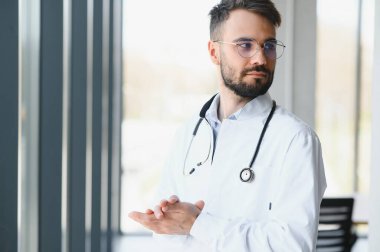 Steteskoplu genç erkek doktorun portresi..