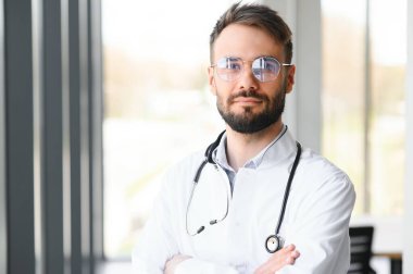 Hastanede mutlu erkek doktor portresi.