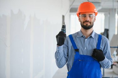 İnşaat işçisi matkap ucu kullanıyor..