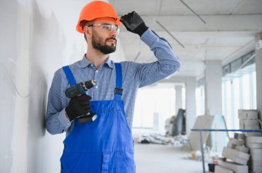 İnşaat işçisi matkap ucu kullanıyor..