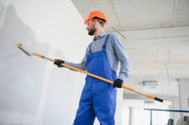 ressam üniformalı duvar boyaları