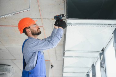 HVC mühendisi yeni ev için ısı kurtarma havalandırma sistemi kursun. Boşluğu kopyala,