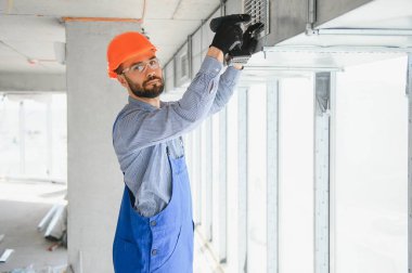 HVC mühendisi yeni ev için ısı kurtarma havalandırma sistemi kursun. Boşluğu kopyala,