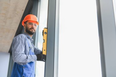 İçeriye plastik pencere kuran işçiler