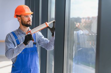 servis elemanı plastik pencere kuruyor