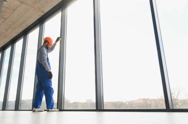 İçeriye plastik pencere kuran işçiler