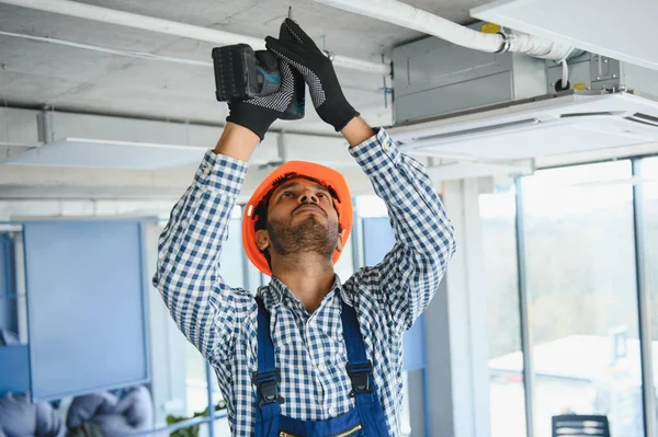 エアコンを設置するインド人若手技術者の集中 — ストック写真