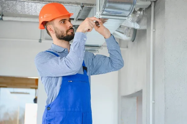 Hvac Werknemer Installeert Leidingen Voor Ventilatie Airconditioning Kopieerruimte — Stockfoto
