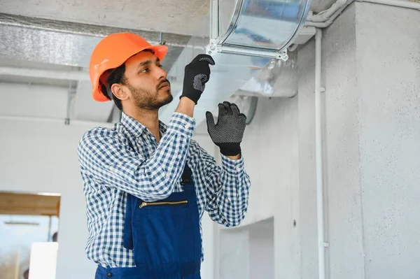 Serviços Hvac Trabalhador Indiano Instalar Sistema Tubulação Canalizada Para Ventilação — Fotografia de Stock