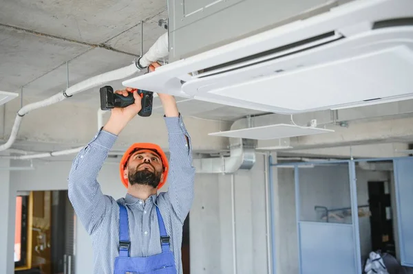 Electricista Reparando Aire Acondicionado Interiores — Foto de Stock
