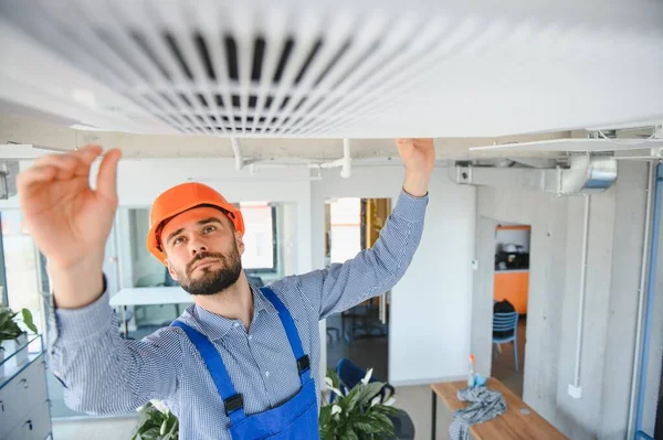 Electricista Reparando Aire Acondicionado Interiores —  Fotos de Stock