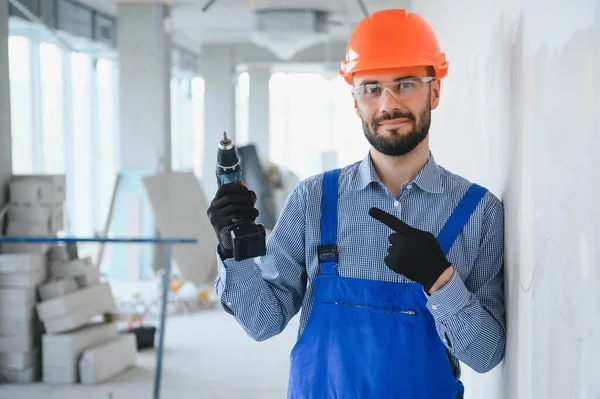 Portret Van Een Jonge Hardwerkende Constructeur Die Poseert Een Grote — Stockfoto