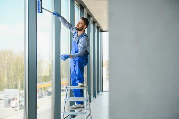 男性労働者の洗濯窓ガラス — ストック写真