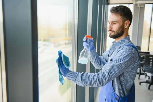 Jeune Homme Nettoyage Fenêtre Dans Bureau — Photo