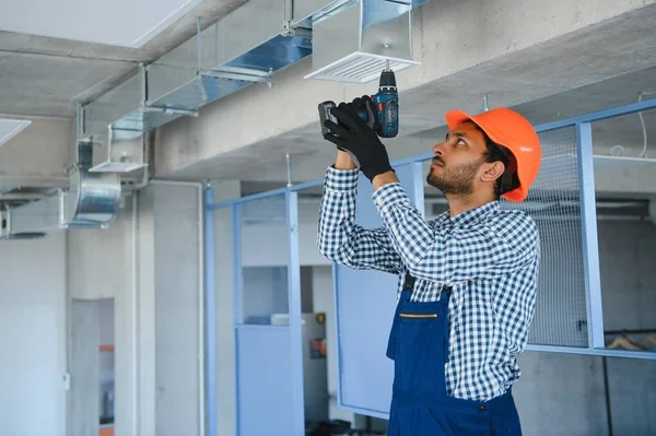 Hvacサービス インドの労働者は家の換気と空調のための導管システムをインストールします — ストック写真