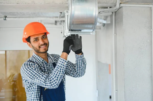 Hvac Услуги Индийские Рабочие Устанавливают Трубопроводную Систему Вентиляции Кондиционирования Воздуха — стоковое фото