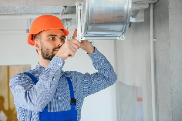 Hvac Werknemer Installeert Leidingen Voor Ventilatie Airconditioning Kopieerruimte — Stockfoto