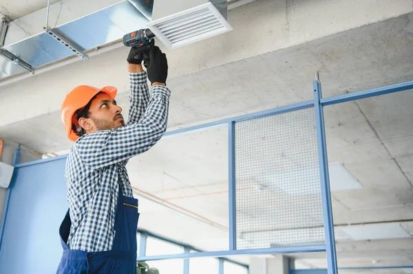 Limpeza Ventilação Especialista Trabalho Sistema Ventilação Reparação Hvac Contexto Industrial — Fotografia de Stock