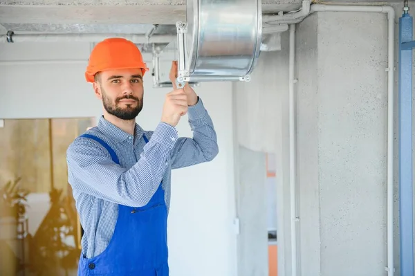 Engenheiro Hvac Instalar Sistema Ventilação Recuperação Calor Para Nova Casa — Fotografia de Stock