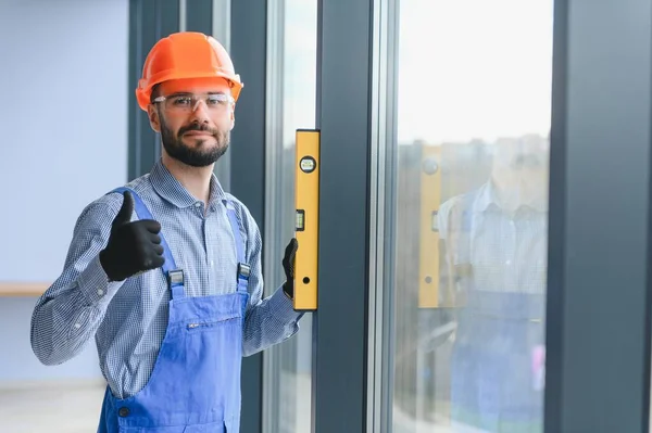 Arbeiter Montiert Kunststofffenster Haus — Stockfoto