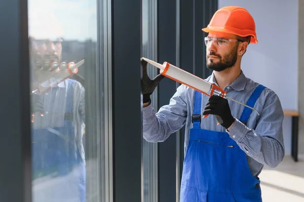 Workers Tube Sealant Suction Lifters Installing Plastic Windows Indoors — Stockfoto