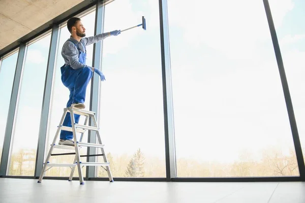 Petugas Kebersihan Pria Membersihkan Jendela Kantor — Stok Foto