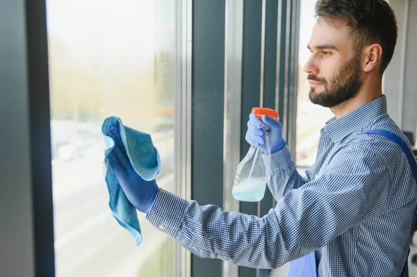 Male Worker Washing Window Glass — Stock Photo, Image