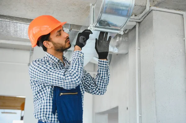 Limpieza Ventilación Especialista Trabajo Sistema Ventilación Reparación Hvac Contexto Industrial — Foto de Stock