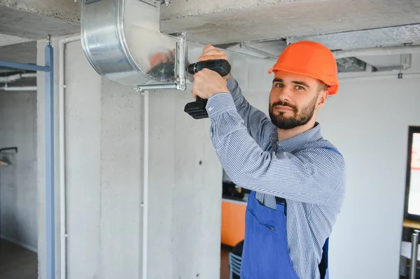 Trabalhador Hvac Instala Sistema Tubulação Canalizada Para Ventilação Condicionado Espaço — Fotografia de Stock
