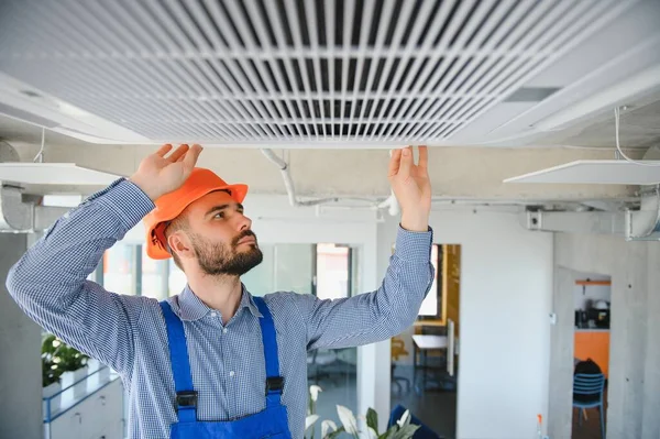 屋内のエアコンの点検と修理を行う技術者サービス — ストック写真