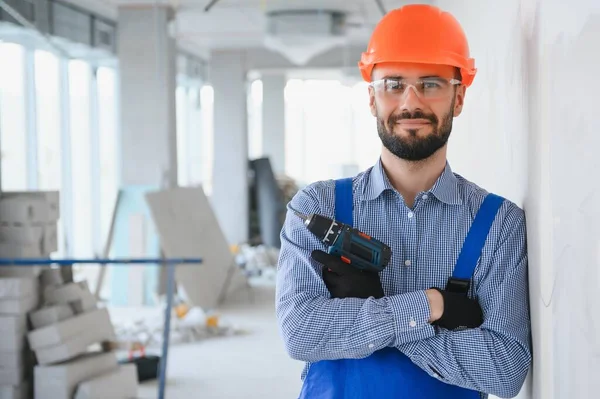 Retrato Positivo Bonito Jovem Construtor Masculino Chapéu Duro Enquanto Trabalhava — Fotografia de Stock