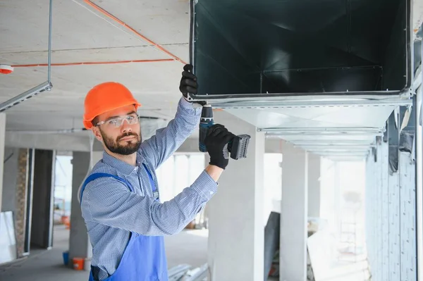 Ingeniero Hvac Instalar Sistema Ventilación Recuperación Calor Para Nueva Casa — Foto de Stock