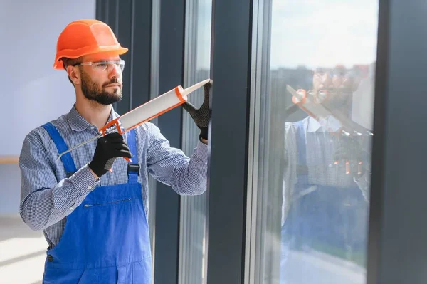 Servicekräfte Installieren Kunststofffenster — Stockfoto