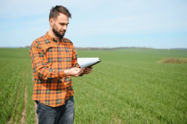 Tarlada dikilen çiftçinin portresi
