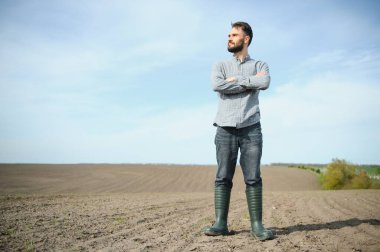 Bir çiftçi ekmeden önce toprağın kalitesini kontrol eder